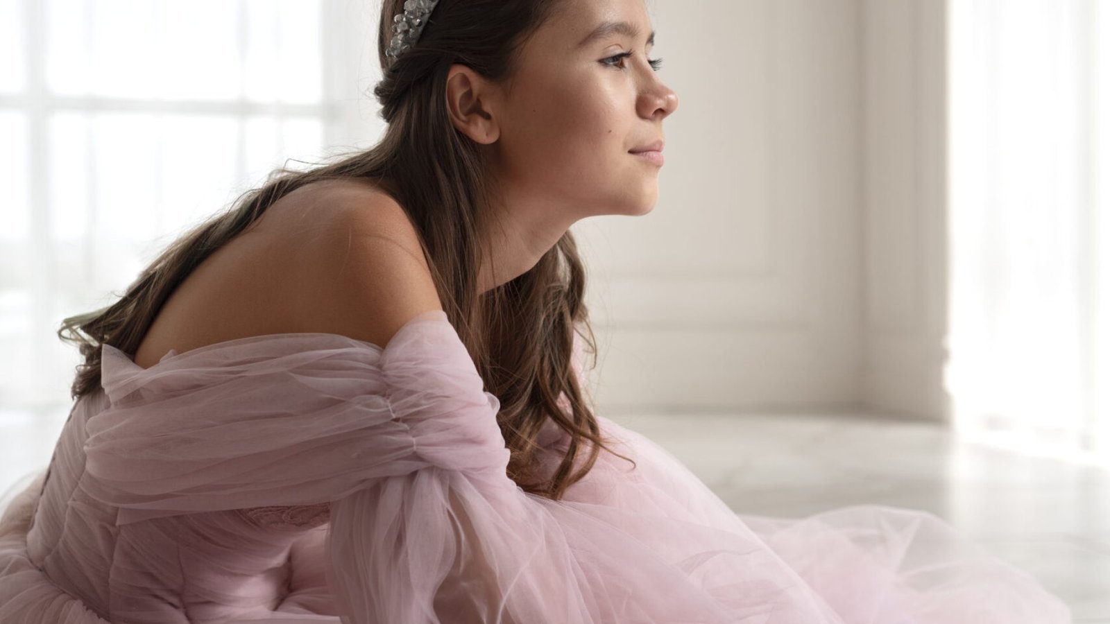 side-view-smiley-girl-with-crown